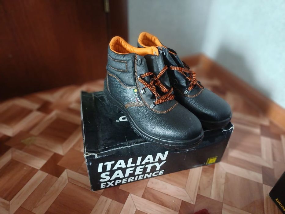 Продам спец обувь летняя 41-42р