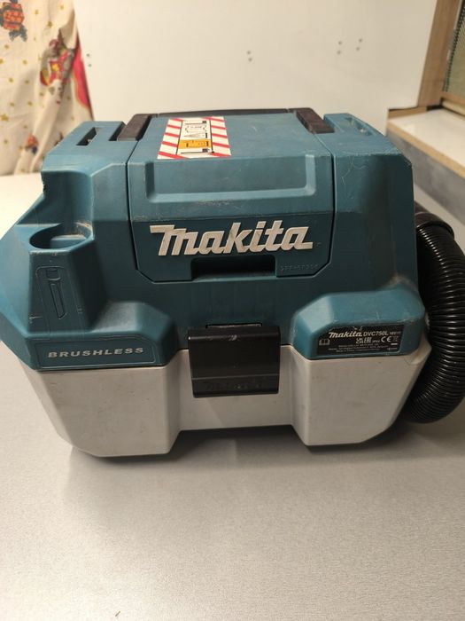 Акумулаторна прахосмукачка Makita DVC750L 18v