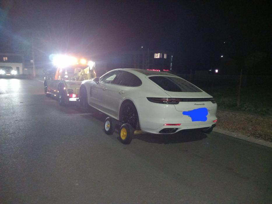 Tractări microbuze și autoturisme blocate, cu roți rupte
