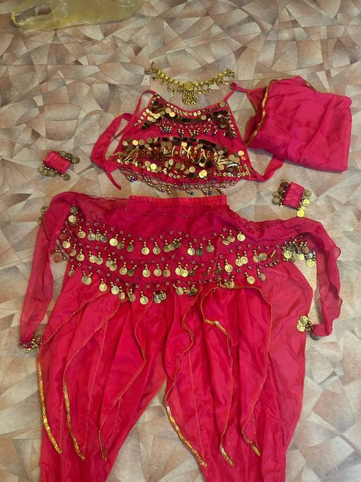 Продам праздничные костюмы на девочку