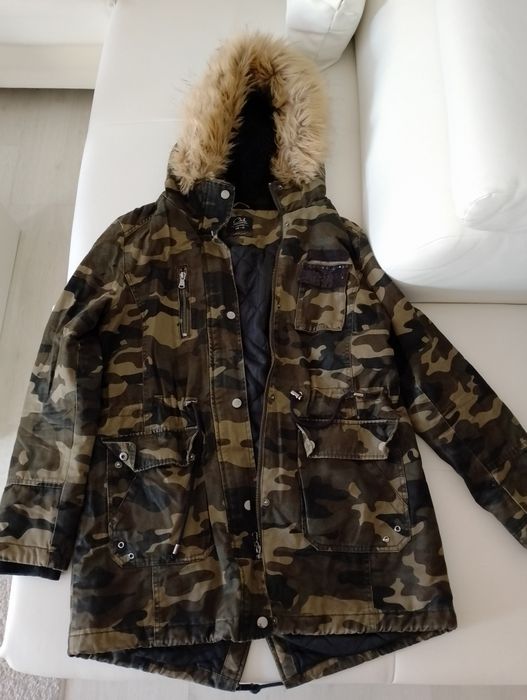 Vând  haina parka,sport/fashion, că noua, produs calitate.