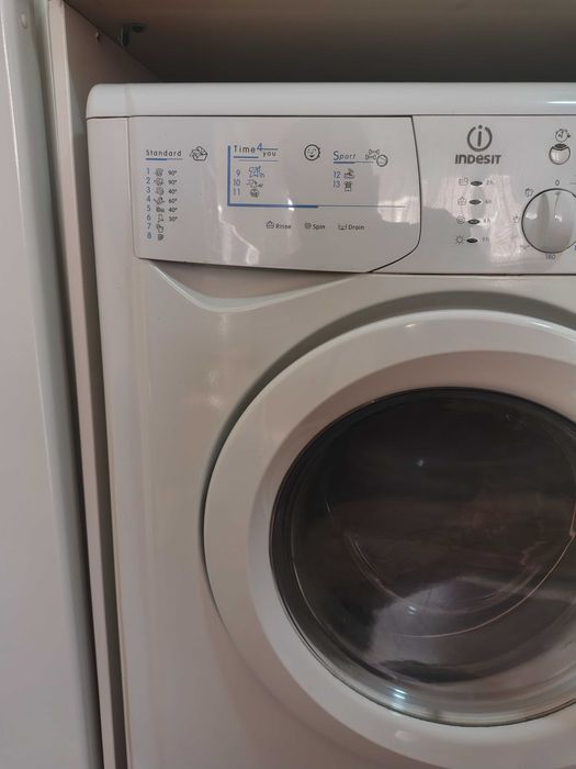 Продавам пералня с вградена сушилня Indesit WIDXL 106 5kg. Пералнята работи перфектно. Почти не е използвана. Няма следи от употреба.