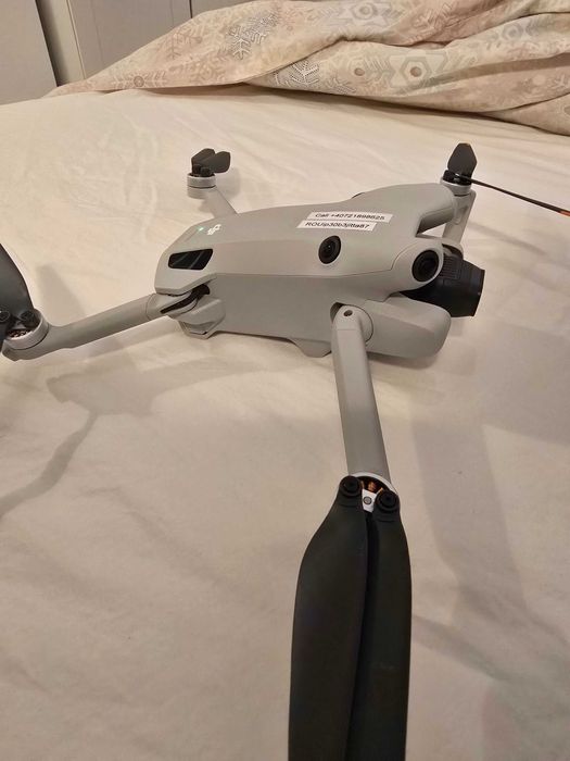 Drona DJI Mini 4 PRO Fly More Combo, CA NOUA, doar 7 ore functionare