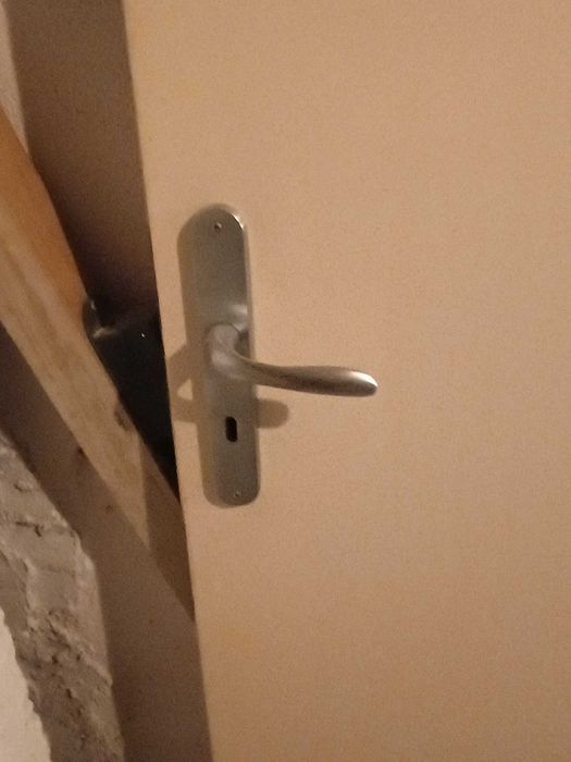 1. Метална Врата 2.Дървена Интериорна и 3. Решетка за Прозорец