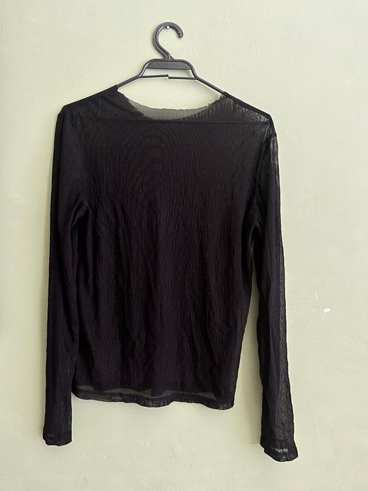 Дантелено боди, прозрачна блуза и черен топ