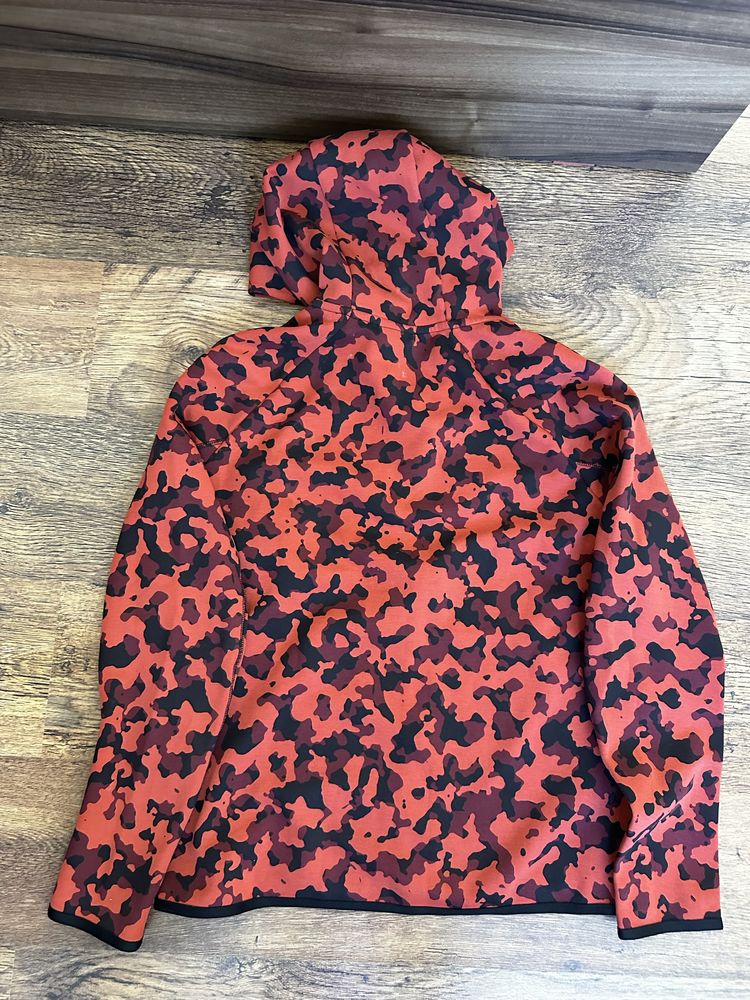 Nike Sportswear Tech Fleece Top Red Camo OLX.bg