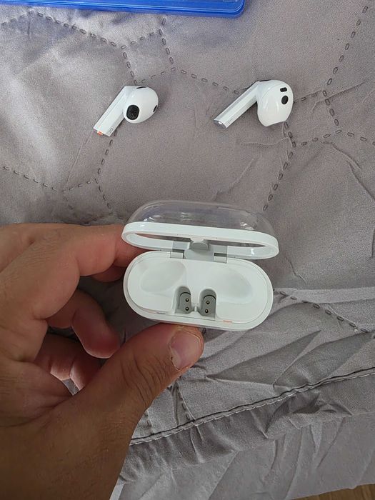 Продавам 3 игри за pls5 GTA V mortal Kombat11 Fc 25 и слушалки оргинални на samsung buds3 всичко е в добро състояние