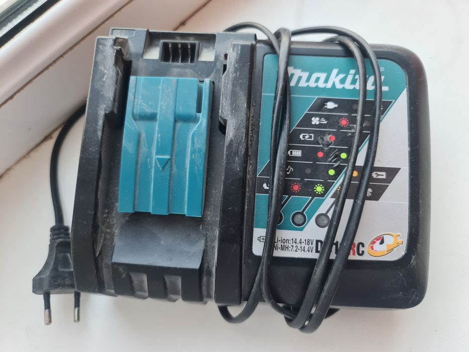 Makitta  зарядное устройство
