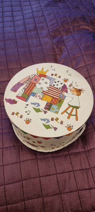 Tot ce se vede in poze - 30 oje și cutie cu capac