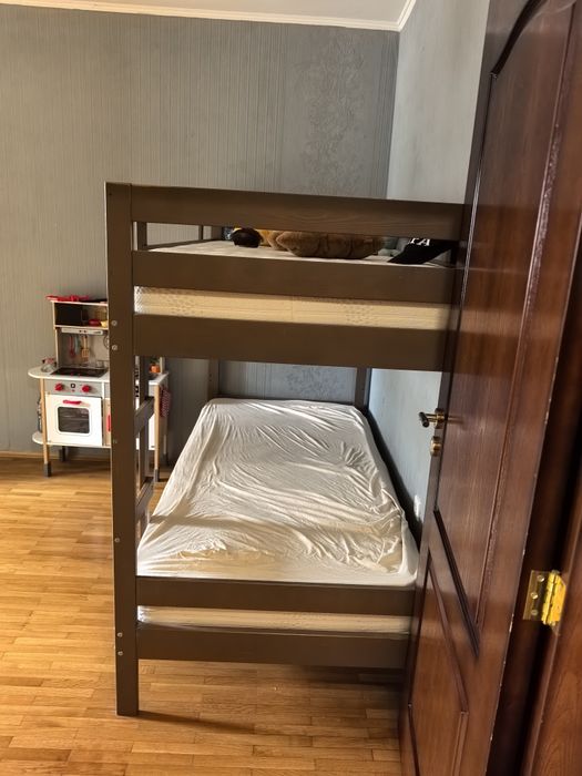 Двуетажно легло от дърво с матраци