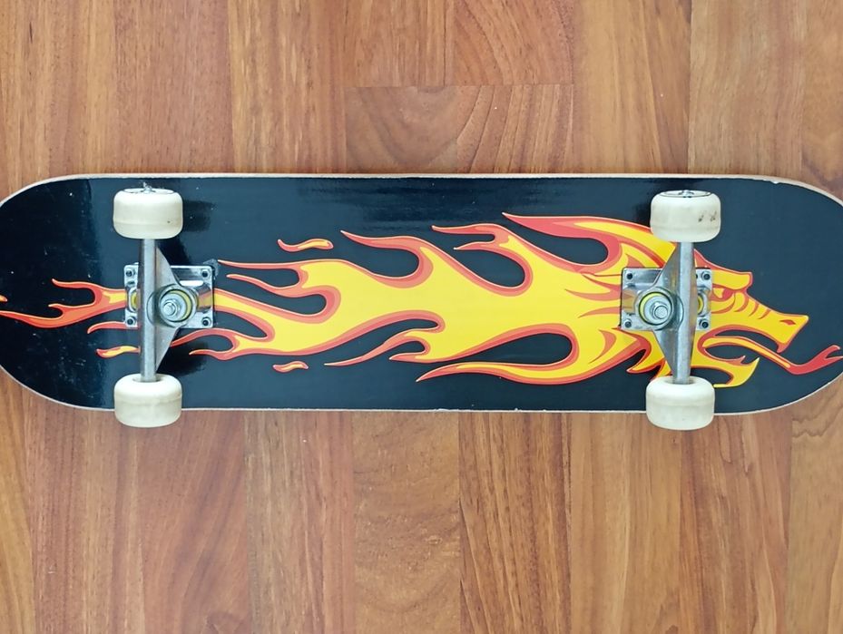 Skateboard negru cu model cu flăcări