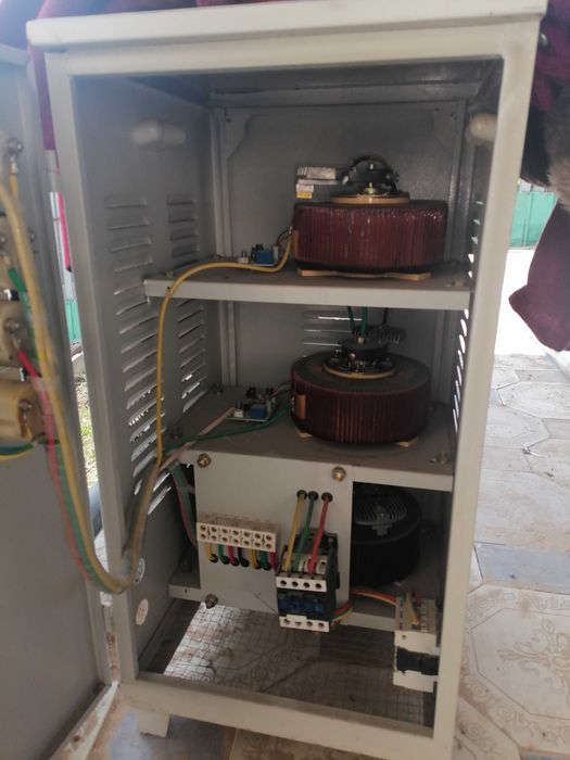 Продам 2 стабилизатора напряжения