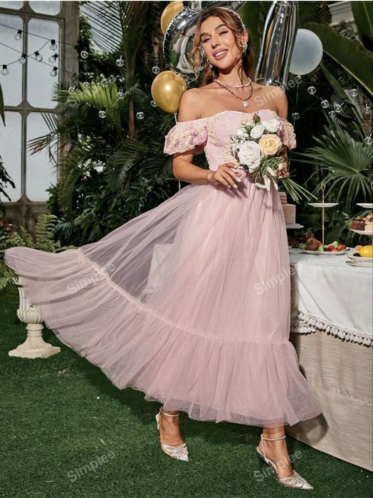 Светло розова миди рокля, с дантела и тюл