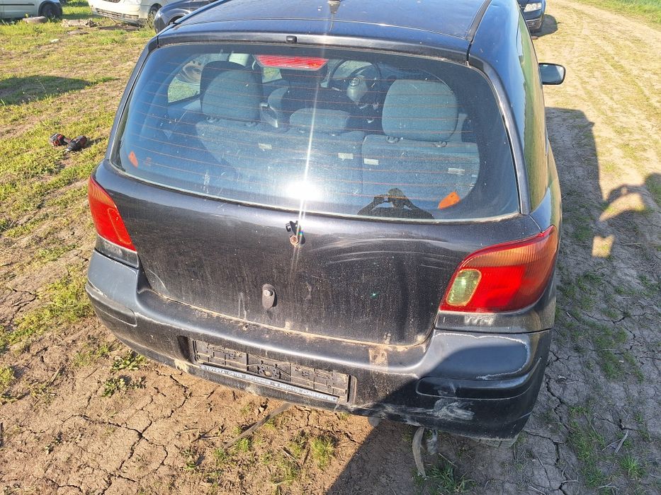 Dezmembrez toyota yaris
