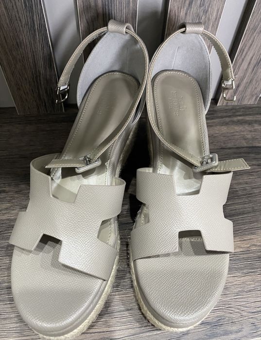 Новые босоножки-39 размер