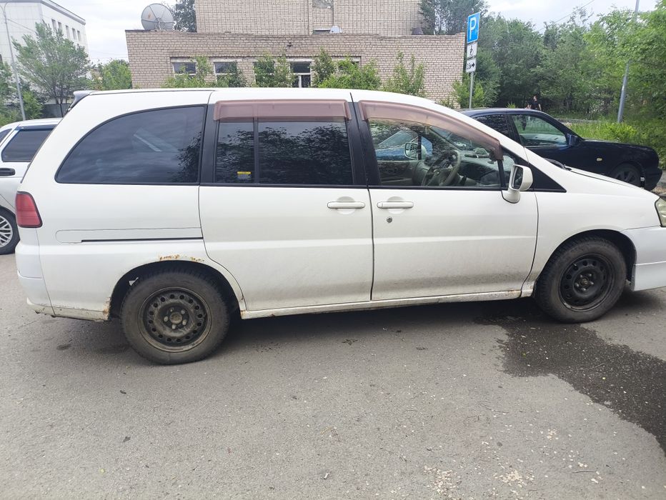 Nissan liberty 2001 года