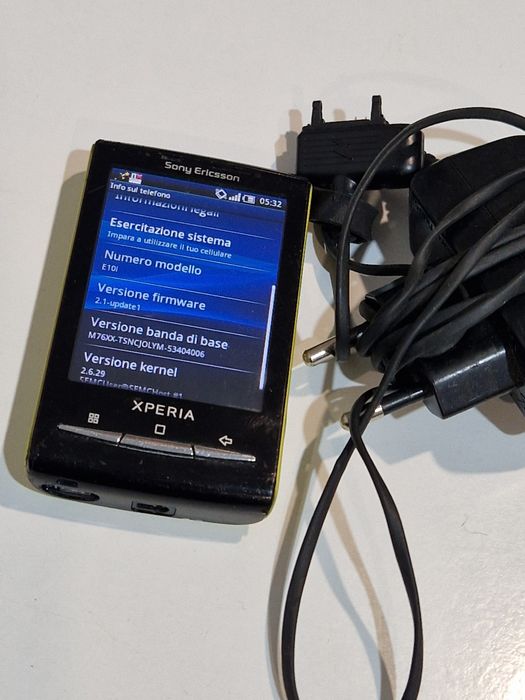 Telefon Sony Ericsson cu incarcator