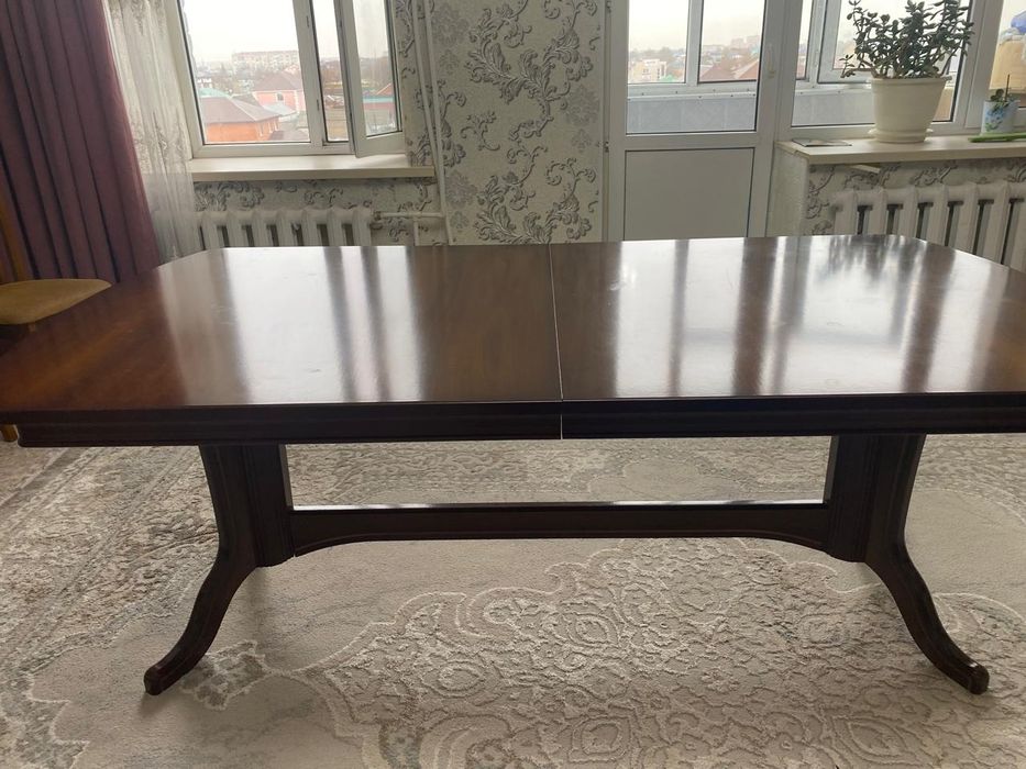 Продам обеденный стол (гостиная)