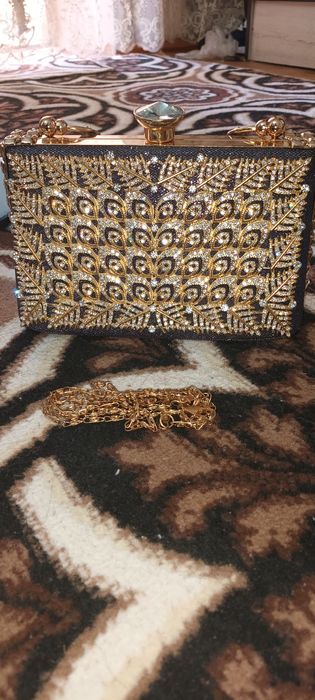 Sumka. Bazmlarga va to'ylarga olib yurish uchun qulay.