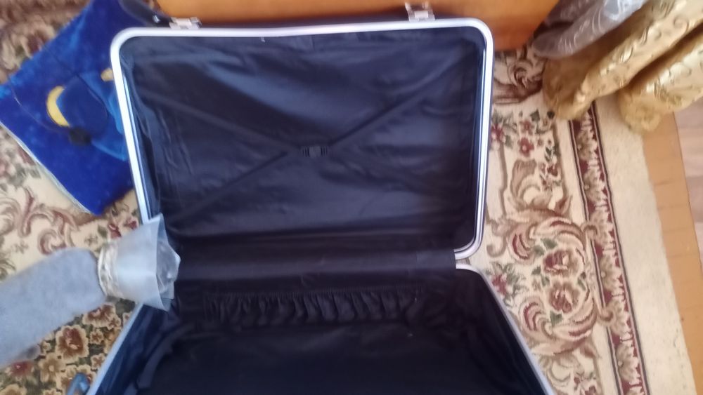 Большой чемодан с колесами