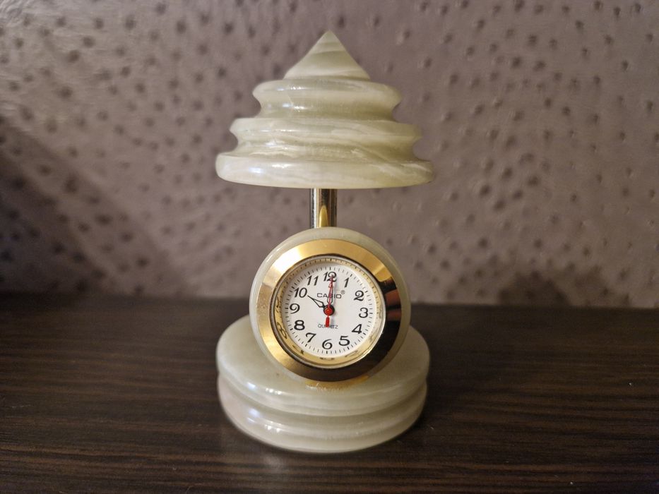 Часы из камня оникс