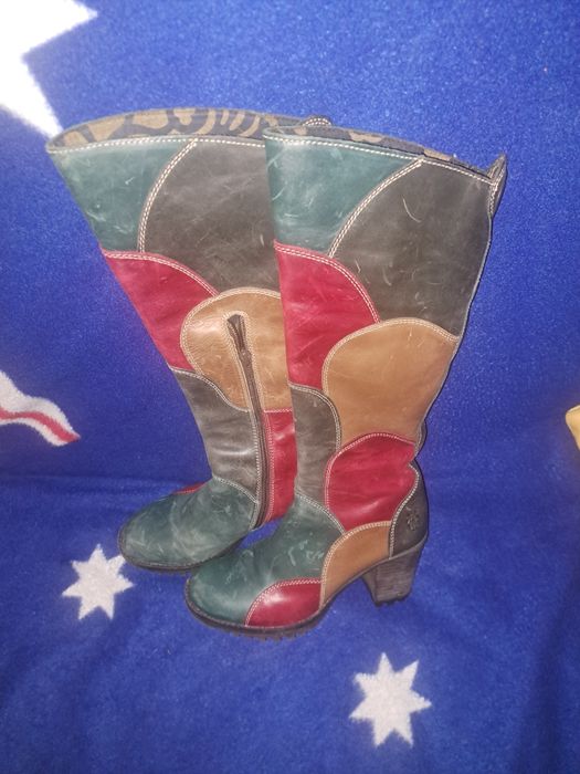 Vand cizme dama piele noi,model deosebit cu fermoar  pe o  parte