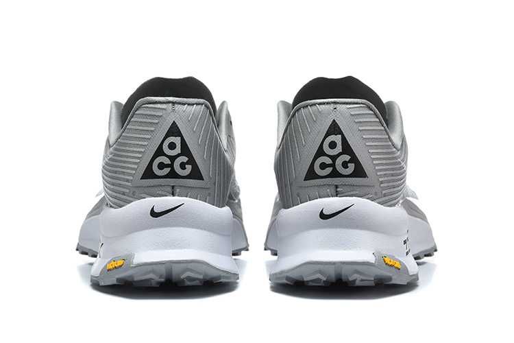 Продавам нови мъжки маратонки с кутия Nike ACG Ultrafly Trail grey / white