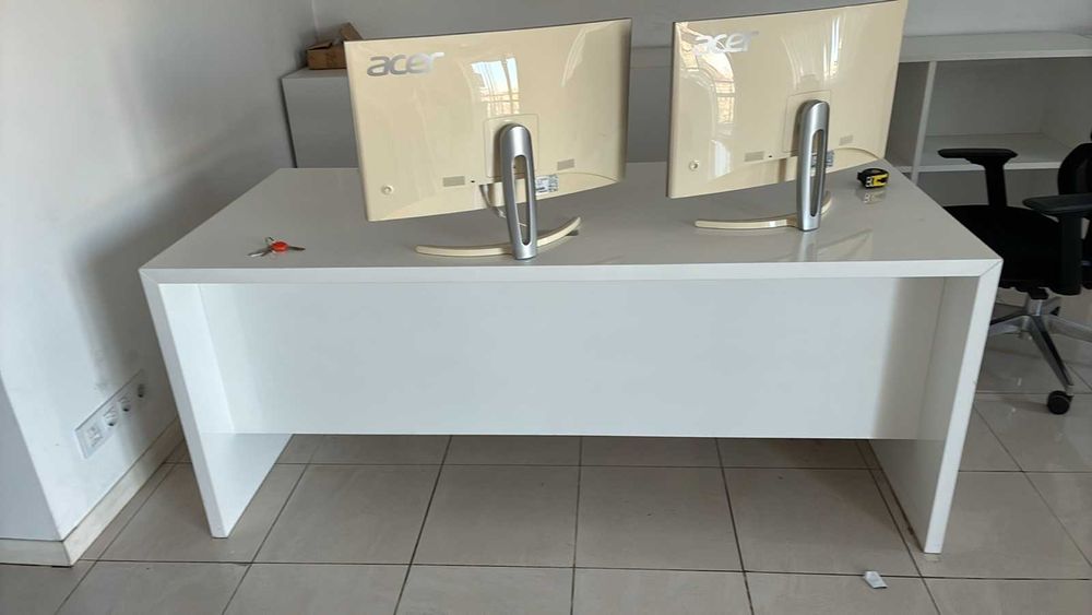 Бяло бюро със шкафчета