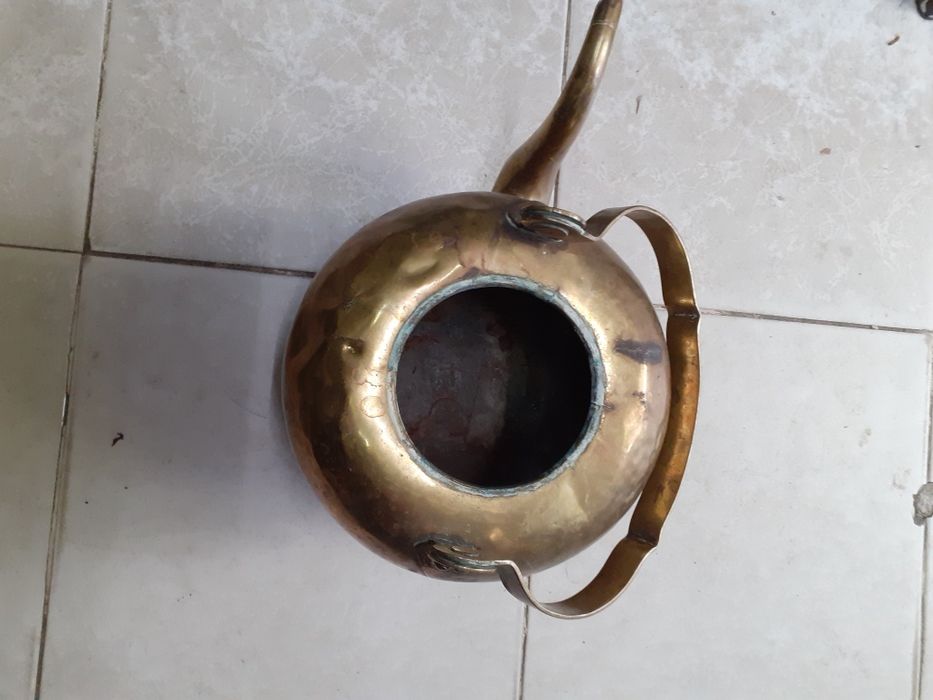 Меден стар чайник и масивна бронзова кана