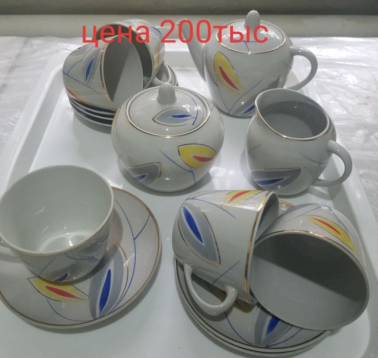 Чайный сервиз, чашки, чайник, десертные тарелки.