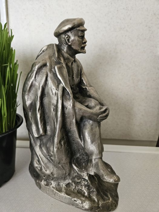 Стара бронзова статуетка Ленин