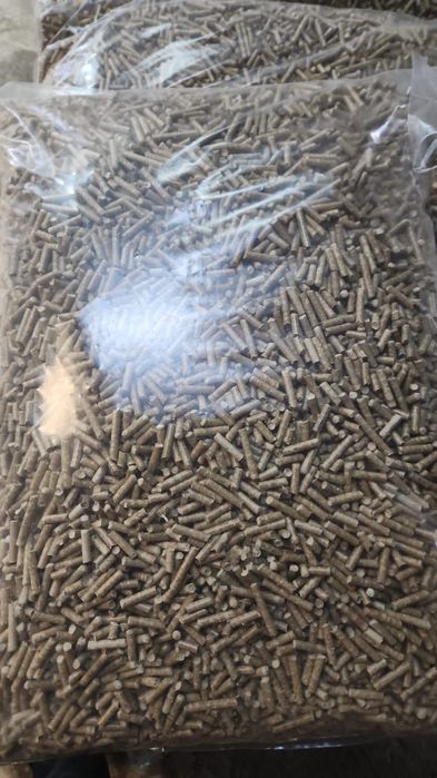Продавам дървесни пелети.