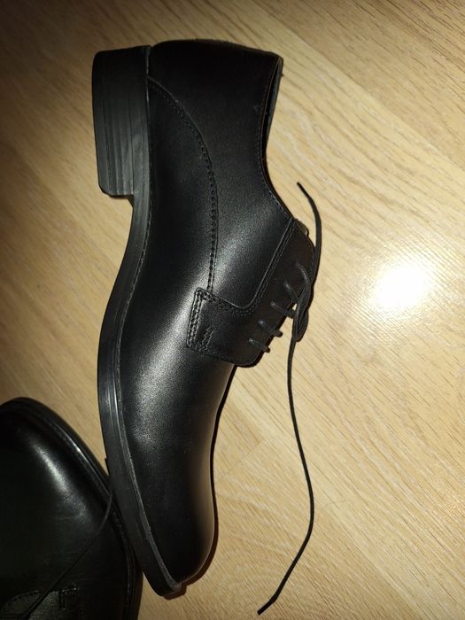 Чисто нови кожени обувки Bata