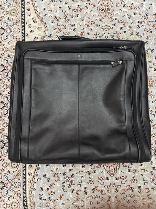 Коженый чехол для одежды