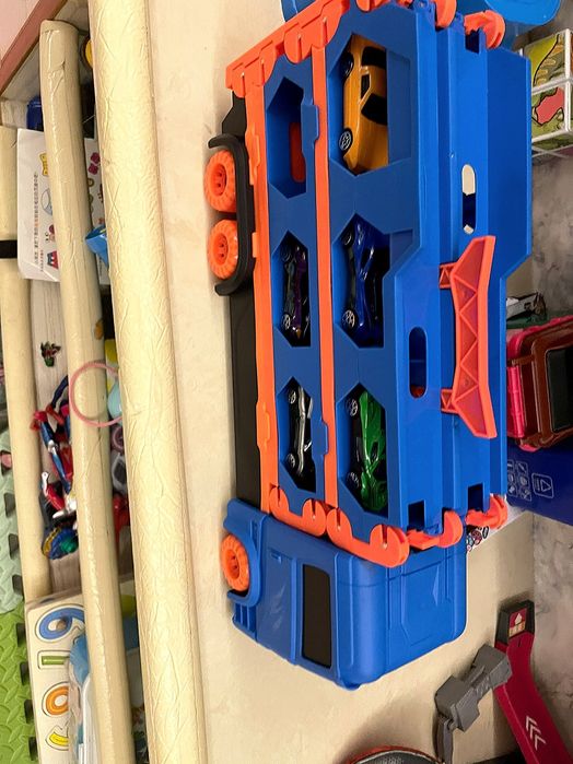 Трюковый гараж автотрек