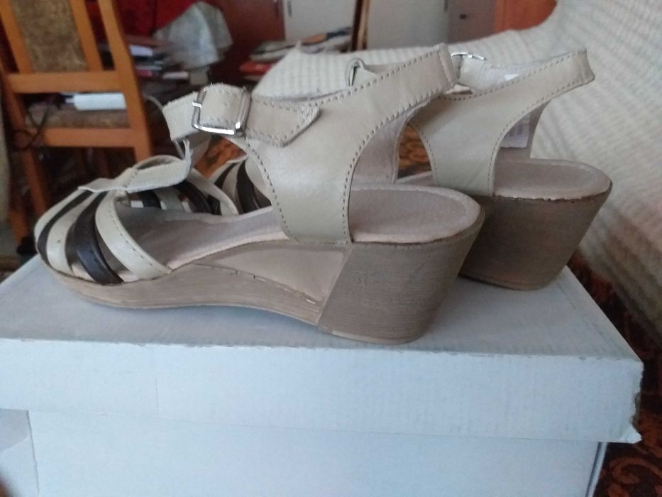 Продавам изгодно 4 чифта нови и запазени дамски кожени обувки №37