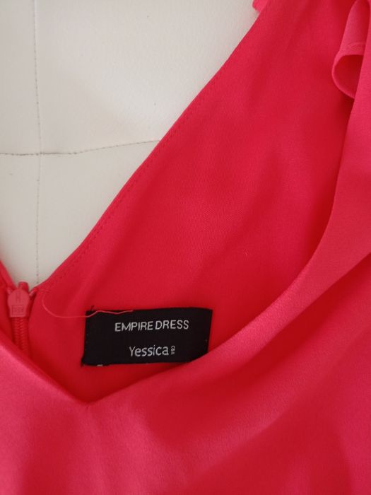 Vând rochie  dama mărimea M,produs de calitate, produs că și nou.