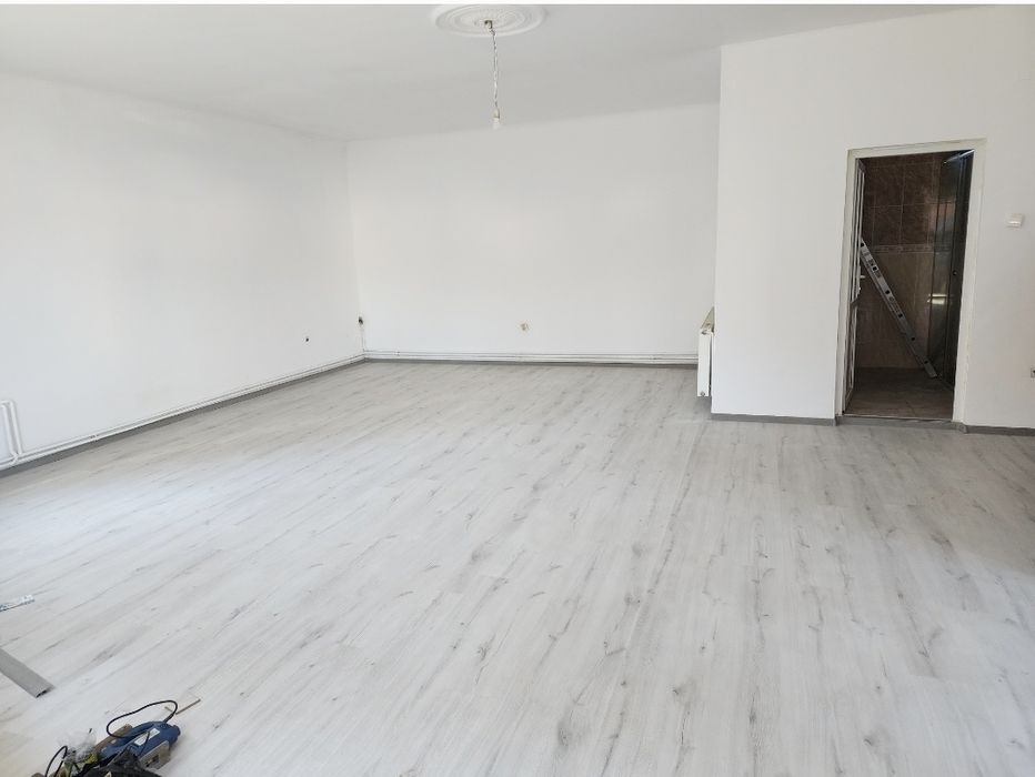 Inchiriez casa str Podeni, spatiu comercial