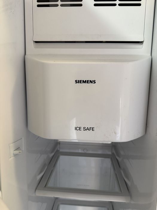 SIEMENS Side-by-Side хладилник с ледогенератор, диспенсър за вода и No Frost – инокс