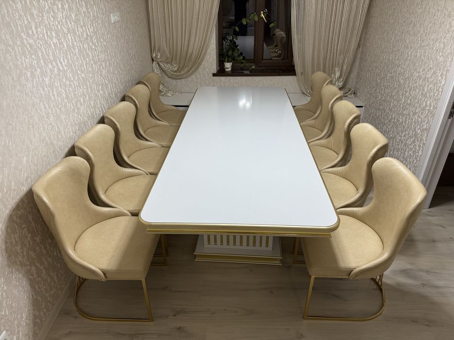 Мягкая мебель (стол и стулья) на 10 человек в стиле хай-тек. Новая
