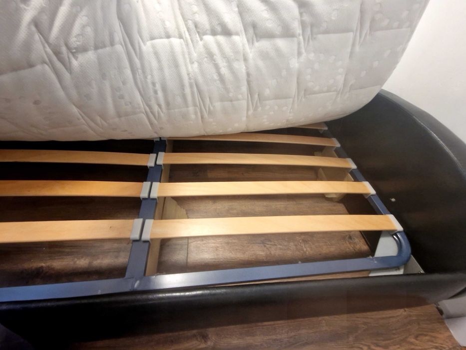 Кожена спалня с матрак