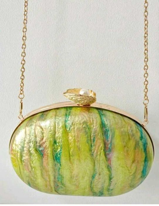 Елегантен клъч в зелени нюанси с перлена закопчалка