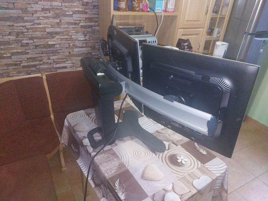 Sistem de 3 monitoare cu suport