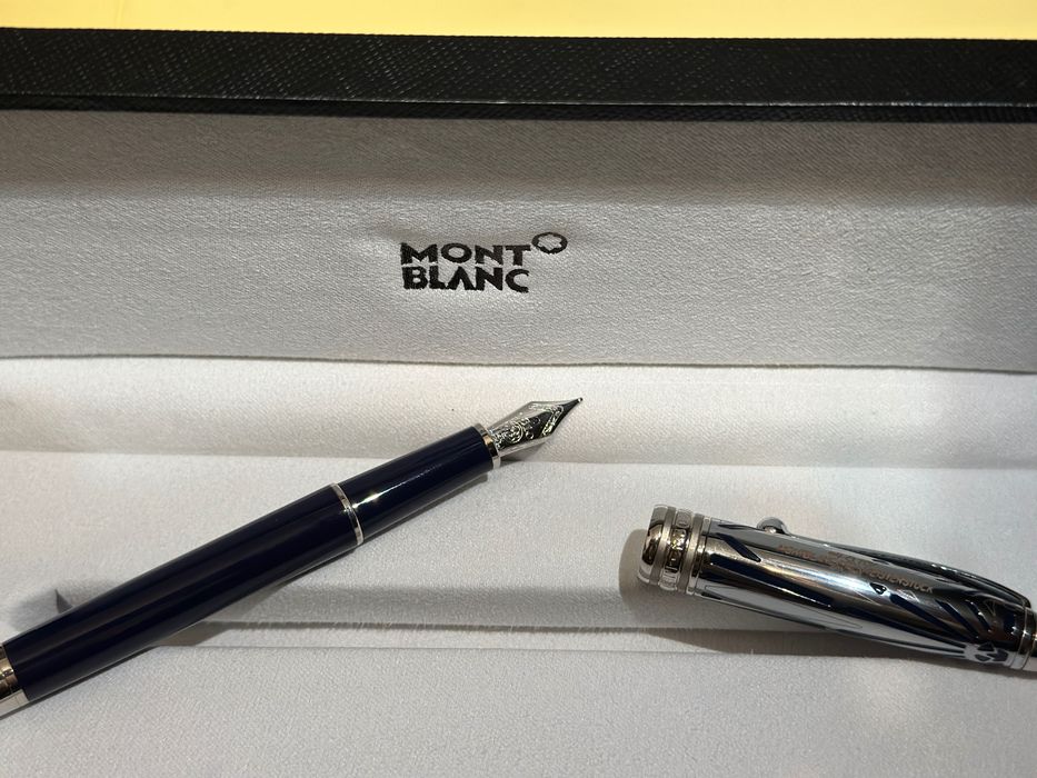stilou montblanc bleumarin si peniță argintie