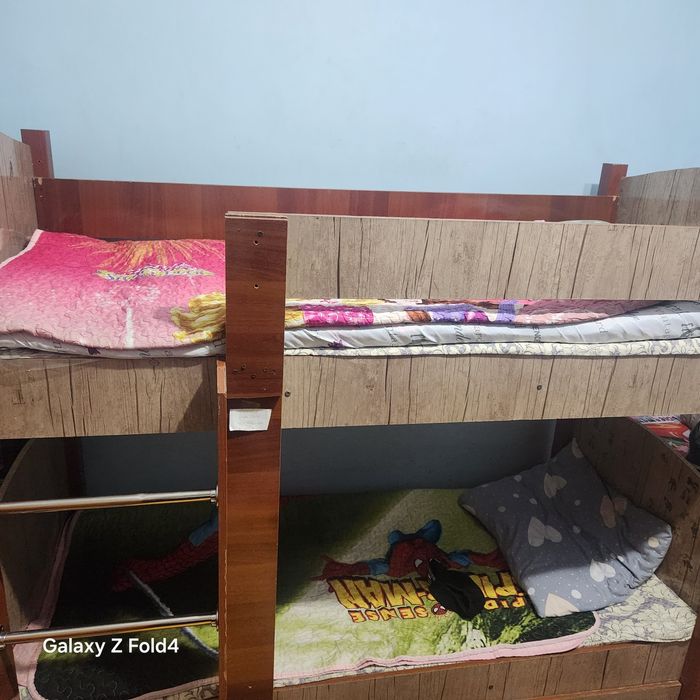 Шкаф и кровать ,тумба ,телевизор, подставка