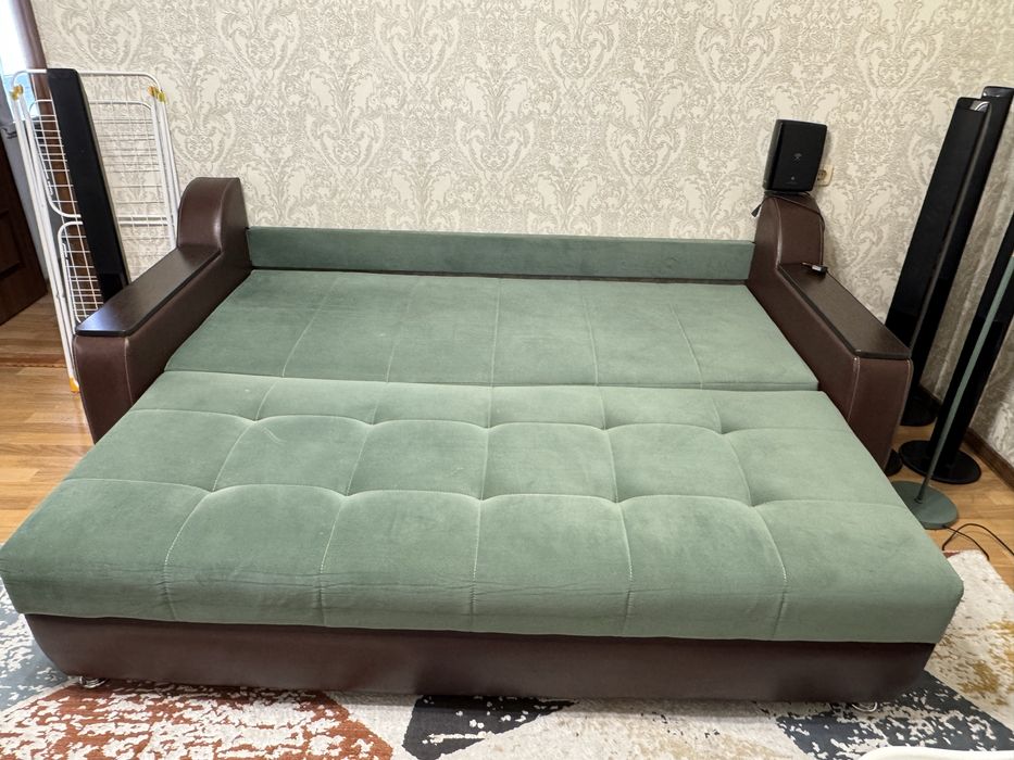 Диван трехместный