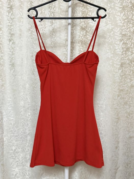 Красное платье.