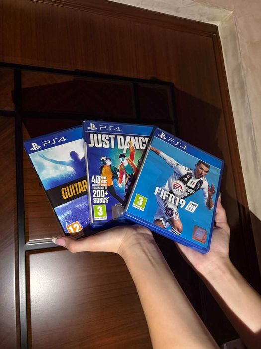 PlayStation 4  в комплект със 2 джойстика и 3 игри