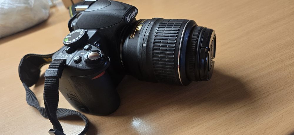 Nikon D3100 cu obiectiv  18–55mm + încărcător + baterie
