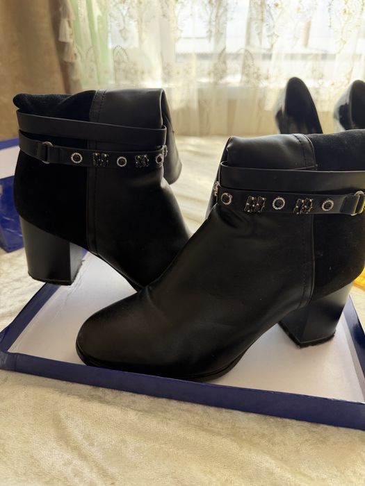 Весенние сапоги женские